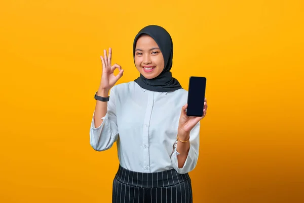 휴대폰빈 화면을 노란색 배경에 손으로 아시아 — 스톡 사진