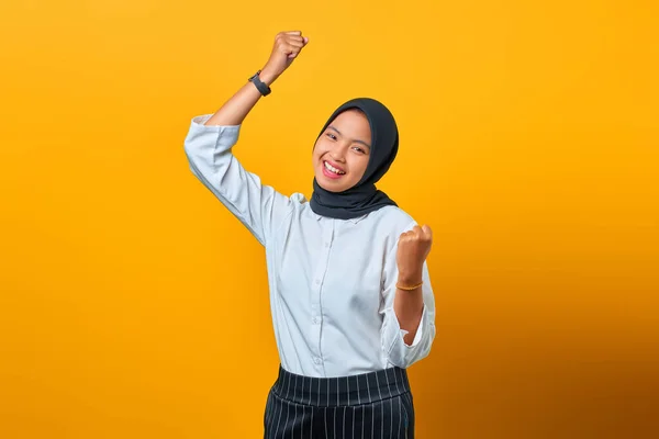 Retrato Excitada Hermosa Mujer Asiática Regocijándose Celebrando Suerte Sobre Fondo —  Fotos de Stock