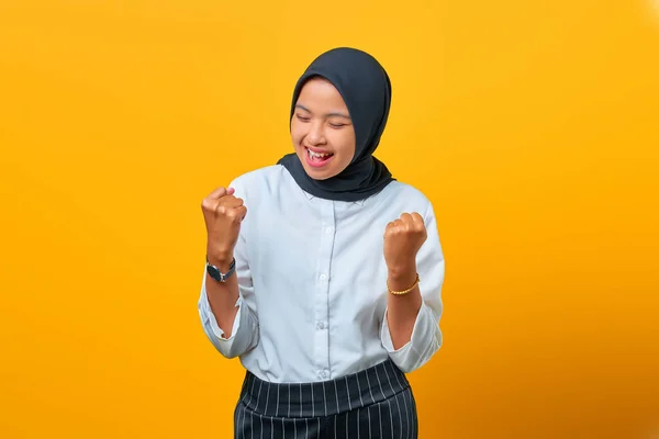 Retrato Mujer Asiática Hermosa Emocionada Celebrando Éxito Sobre Fondo Amarillo —  Fotos de Stock