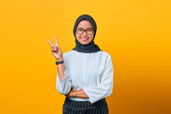 Jovem Mulher Asiática Alegre Mostrando Sinal Paz Fundo Amarelo — Fotografia de Stock