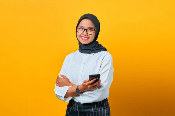 Gülümseyen Asyalı Kadın Cep Telefonu Kullanıyor Sarı Arka Planda Mesaj — Stok fotoğraf