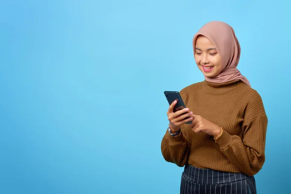 Glückliche Junge Asiatin Mit Handy Und Smartphone Bildschirm Auf Blauem — Stockfoto