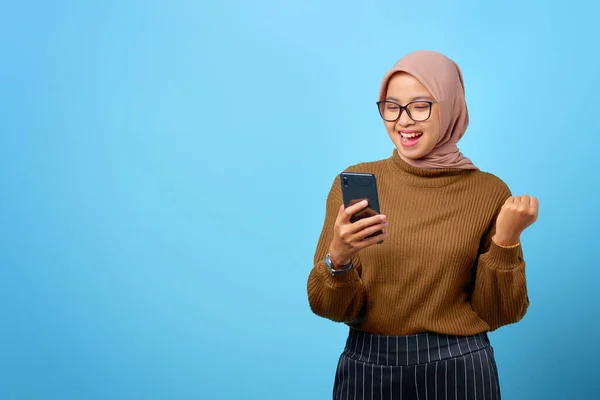 Jovem Mulher Asiática Feliz Usando Telefone Celular Com Mão Gesto — Fotografia de Stock