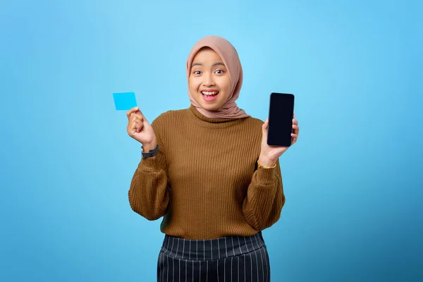 Alegre Mujer Asiática Que Muestra Pantalla Blanco Del Teléfono Móvil —  Fotos de Stock