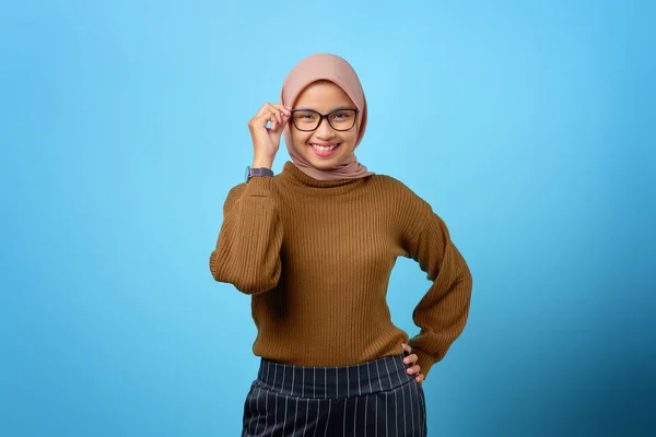 Joven Mujer Asiática Alegre Pie Gafas Tacto Sobre Fondo Azul —  Fotos de Stock