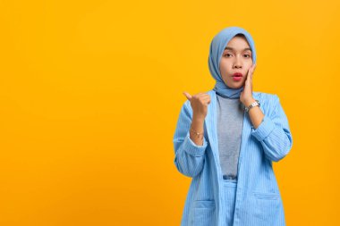 Asyalı genç bir kadının sarı arka planda fotokopi çekmesine şaşırdım.