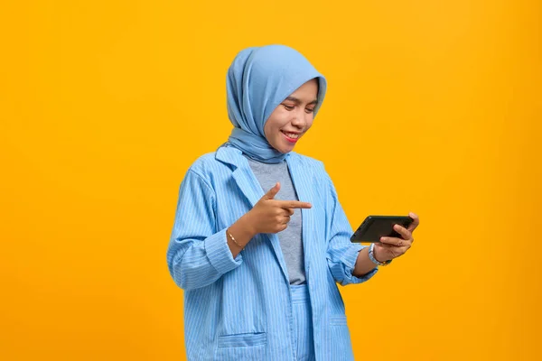 Fröhliche Junge Asiatin Spielt Videospiel Auf Handy Isoliert Über Gelbem — Stockfoto