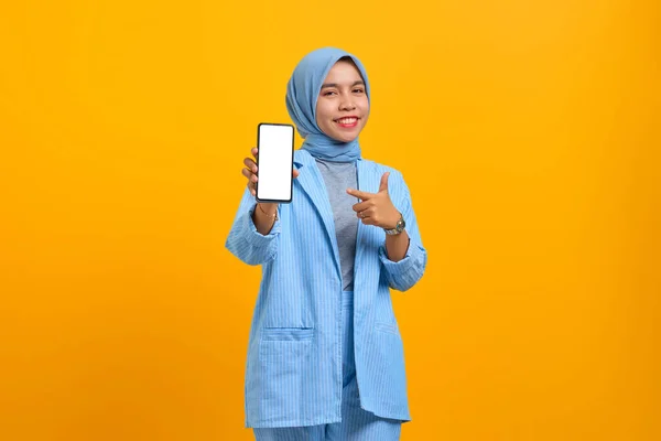 Alegre Joven Asiática Mujer Mostrando Teléfono Inteligente Pantalla Blanco Aislado —  Fotos de Stock