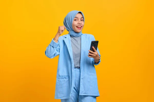 Jovem Mulher Asiática Alegre Segurando Telefone Celular Celebrando Sucesso Sobre — Fotografia de Stock