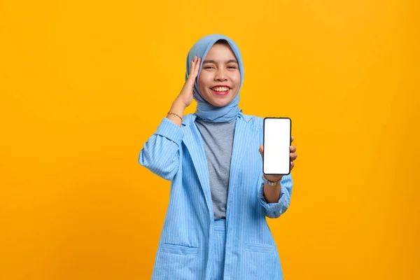 Vrolijke Jonge Aziatische Vrouw Tonen Smartphone Leeg Scherm Met Hand — Stockfoto