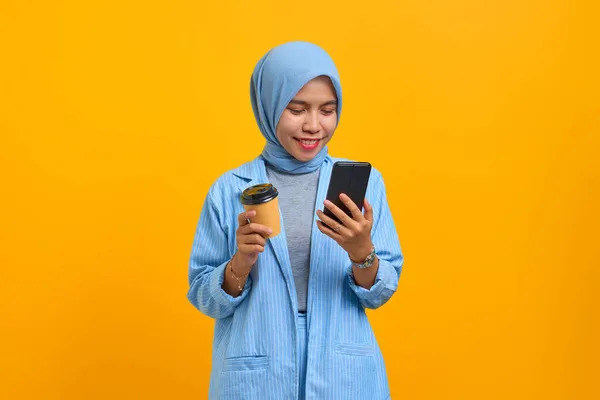 Genç Asyalı Kadın Cep Telefonu Kullanıyor Elinde Kahve Fincanı Var — Stok fotoğraf