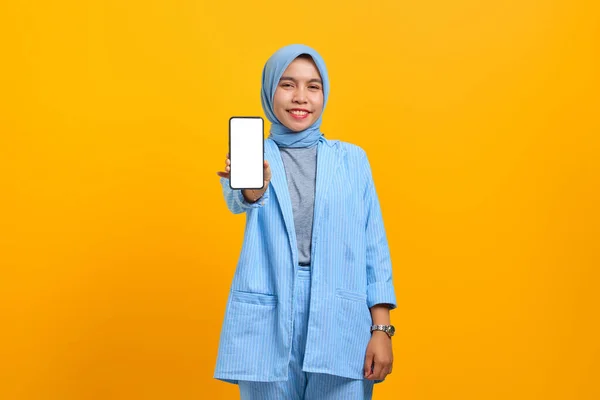 Veselý Mladý Asijské Žena Představení Smartphone Prázdný Obrazovka Izolované Přes — Stock fotografie