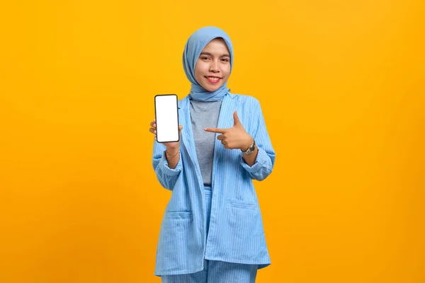 Alegre Joven Asiática Mujer Mostrando Teléfono Inteligente Pantalla Blanco Aislado —  Fotos de Stock