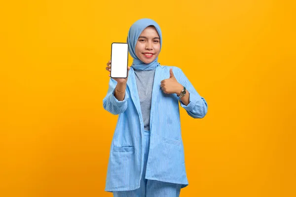 Sorrindo Jovem Mulher Asiática Mostrando Tela Branco Smartphone Faz Polegares — Fotografia de Stock