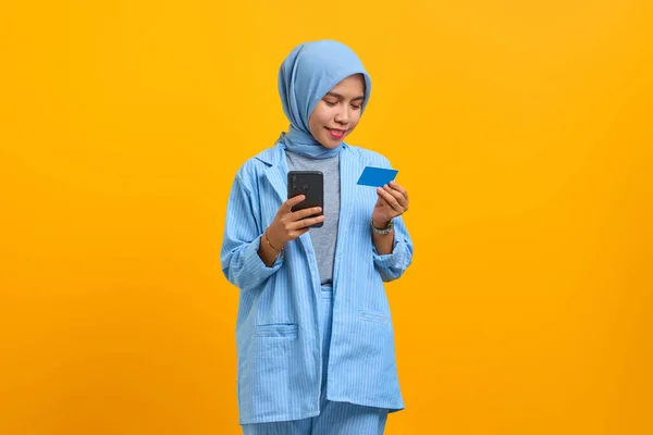 아시아 여성에게 핸드폰을 사용하고 카드를 배경에서 — 스톡 사진