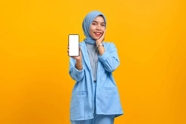 Joven Mujer Asiática Alegre Mostrando Pantalla Blanco Del Teléfono Inteligente —  Fotos de Stock
