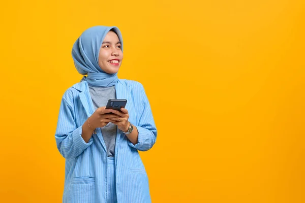 Vrolijke Jonge Aziatische Vrouw Met Behulp Van Mobiele Telefoon Kijken — Stockfoto