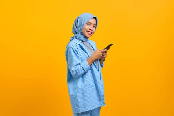 Neşeli Genç Asyalı Kadın Cep Telefonu Kullanıyor Sarı Arka Planda — Stok fotoğraf
