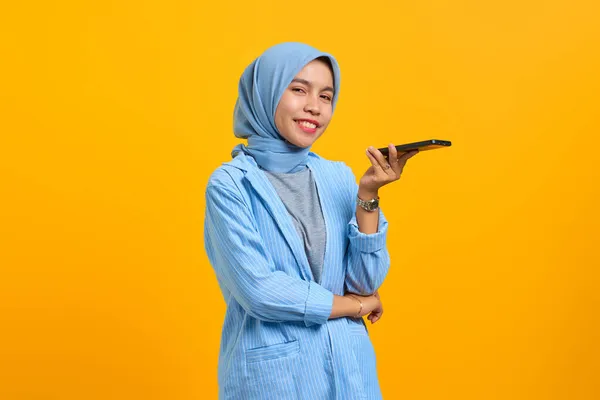 Gülümseyen Asyalı Bir Kadın Cep Telefonuyla Konuşuyor Sarı Arka Planda — Stok fotoğraf