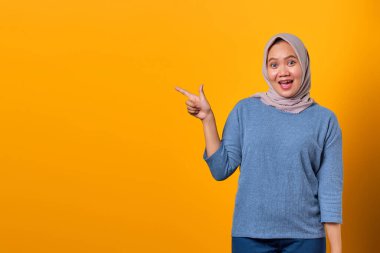 Çekici Asyalı bir kadının boş bir yeri işaret eden portresi.