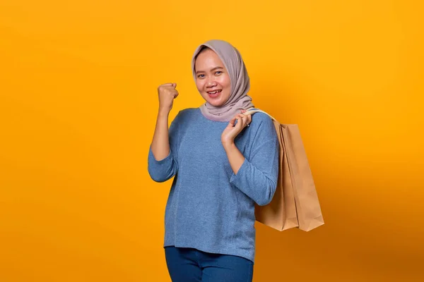 Elinde Alışveriş Çantası Olan Gülümseyen Asyalı Kadının Portresi Sarı Arka — Stok fotoğraf