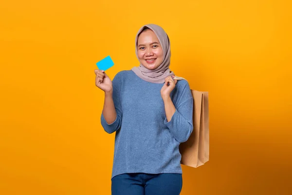 Retrato Mujer Asiática Alegre Sosteniendo Bolsa Compras Mostrando Tarjeta Crédito —  Fotos de Stock