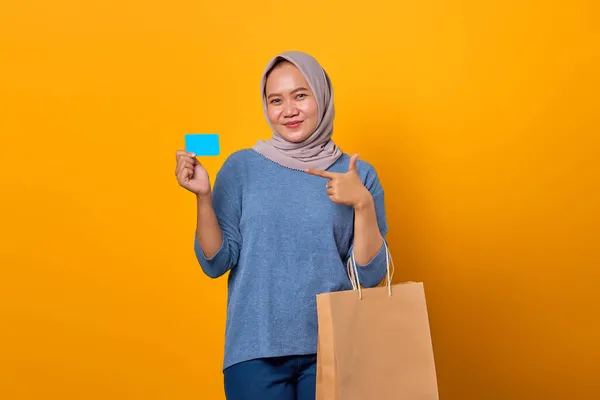 Retrato Mulher Asiática Alegre Segurando Saco Compras Mostrando Cartão Crédito — Fotografia de Stock
