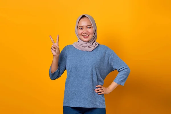 Retrato Mujer Asiática Alegre Pie Haciendo Signo Victoria Sobre Fondo — Foto de Stock