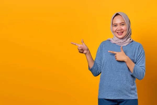 Portrait Cheerful Atraktive Woman Pointing Finger Empty Space — Stok Foto