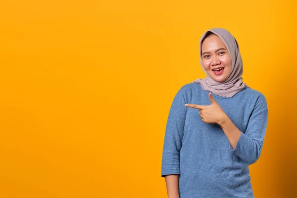 Retrato Alegre Atractiva Mujer Asiática Señalando Dedo Espacio Vacío —  Fotos de Stock