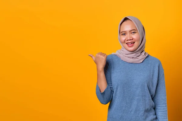 Retrato Alegre Atractiva Mujer Asiática Señalando Dedo Espacio Vacío — Foto de Stock