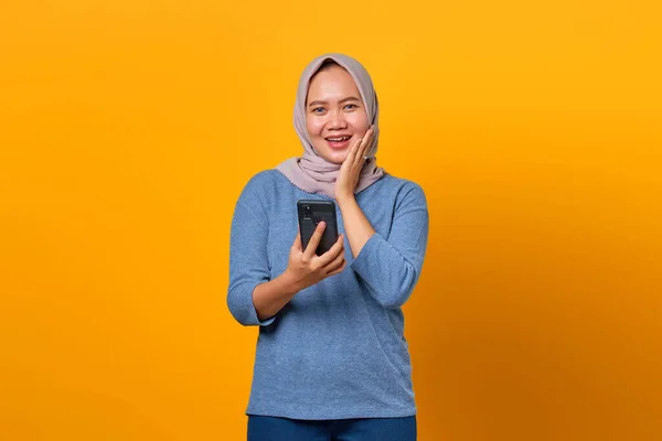 Портрет Веселої Азіатської Жінки Яка Користується Мобільним Телефоном Торкається Щоки — стокове фото