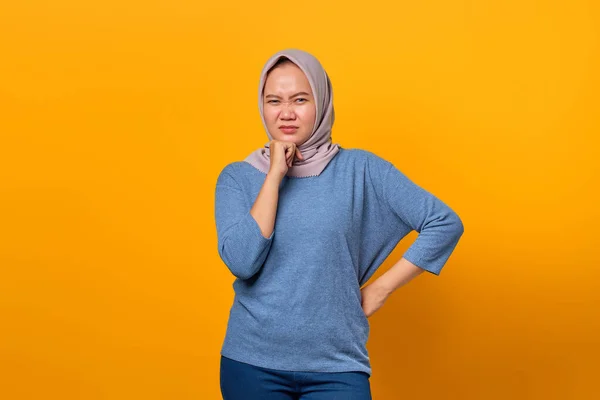 Retrato Atraente Mulher Asiática Pensando Tocando Queixo Sobre Fundo Amarelo — Fotografia de Stock