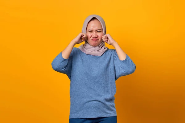 Retrato Atraente Mulher Asiática Olhando Estressado Preocupado Com Fundo Amarelo — Fotografia de Stock