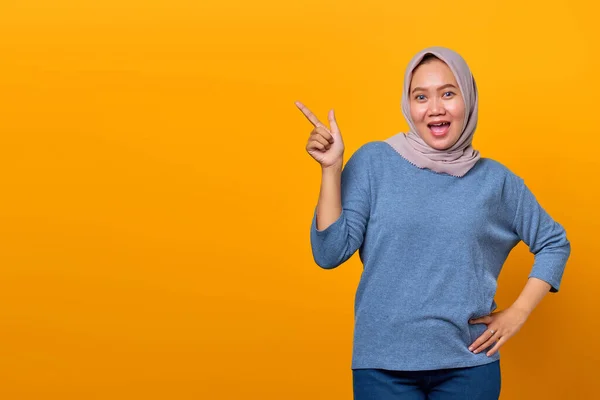 Retrato Alegre Atractiva Mujer Asiática Señalando Dedo Espacio Vacío —  Fotos de Stock