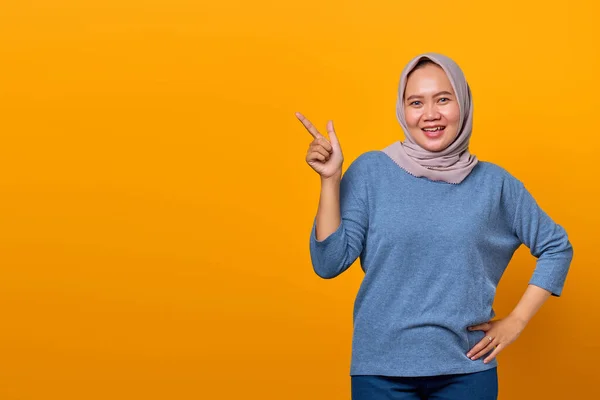 Retrato Alegre Atractiva Mujer Asiática Señalando Dedo Espacio Vacío — Foto de Stock