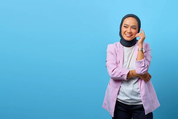 Atractiva Mujer Asiática Sonrisa Mirando Hacia Lado Sobre Fondo Azul —  Fotos de Stock