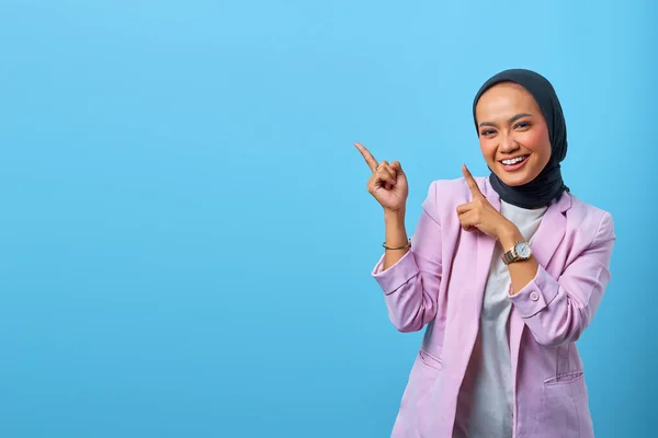 Alegre Mujer Asiática Señalando Los Dedos Espacio Vacío Sobre Fondo — Foto de Stock