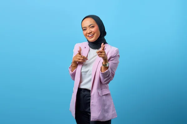 Portret Van Vrolijke Aziatische Vrouw Wijzend Vinger Naar Camera Blauwe — Stockfoto