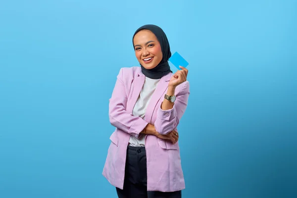 Portret Van Aantrekkelijke Aziatische Vrouw Lachen Houden Credit Card Blauwe — Stockfoto
