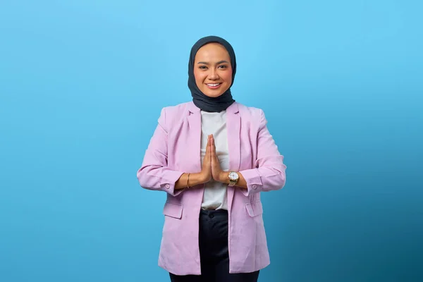 Retrato Sorrir Mulher Asiática Apoio Cliente Sobre Fundo Azul — Fotografia de Stock