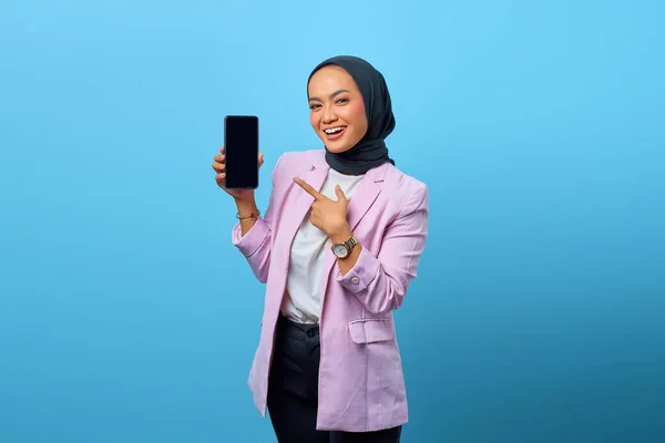 Gülümseyen Asyalı Kadın Portresi Mavi Arkaplanda Akıllı Telefon Boş Ekranı — Stok fotoğraf