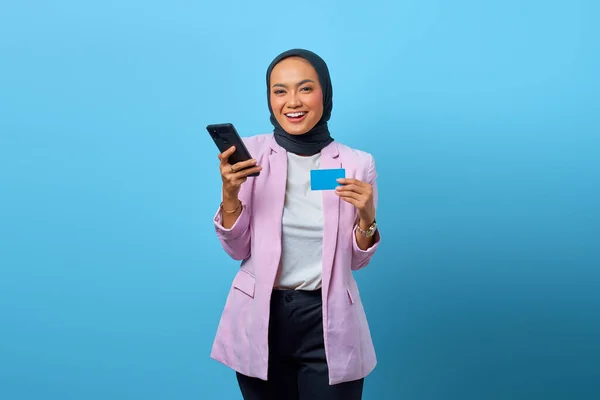 카드를 핸드폰을 아시아 여성의 — 스톡 사진