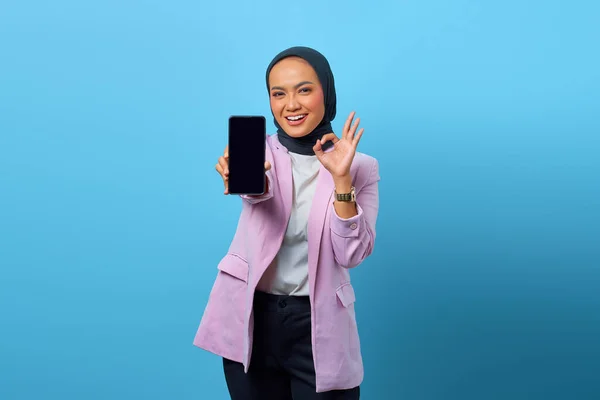Veselý Asijské Žena Ukazující Smartphone Prázdný Displej Gestikulace Pořádku Znamení — Stock fotografie