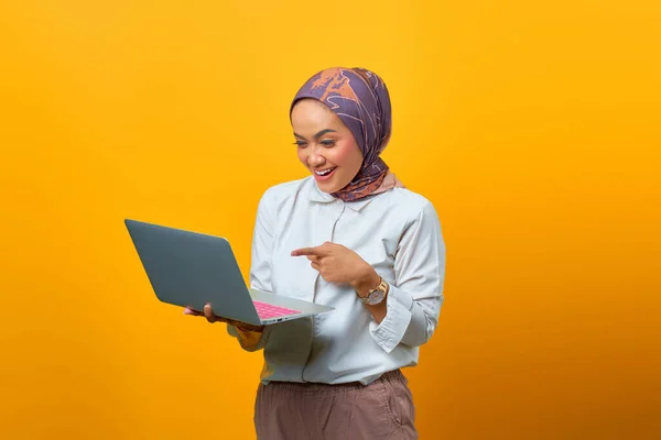 Portret Van Lachende Aziatische Vrouw Met Laptop Gele Achtergrond — Stockfoto