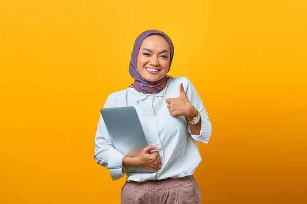 Hermosa Mujer Asiática Sosteniendo Portátil Sonriendo Mostrando Pulgares Hacia Arriba —  Fotos de Stock