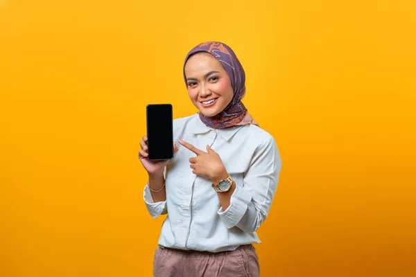 Gülümseyen Asyalı Kadın Sarı Arka Planda Boş Akıllı Telefon Ekranı — Stok fotoğraf