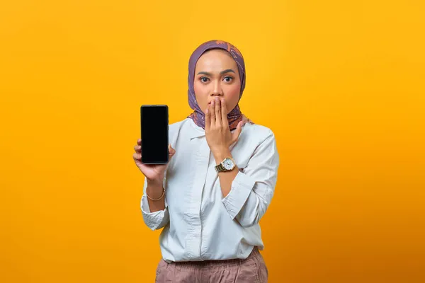 Mujer Asiática Impactada Mostrando Pantalla Teléfono Inteligente Blanco Sobre Fondo —  Fotos de Stock