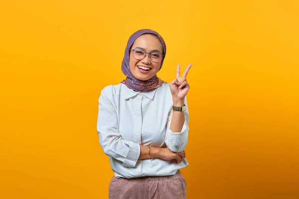 Portrait Cheerful Asian Woman Showing Peace Sign Yellow Background — Stock Photo, Image
