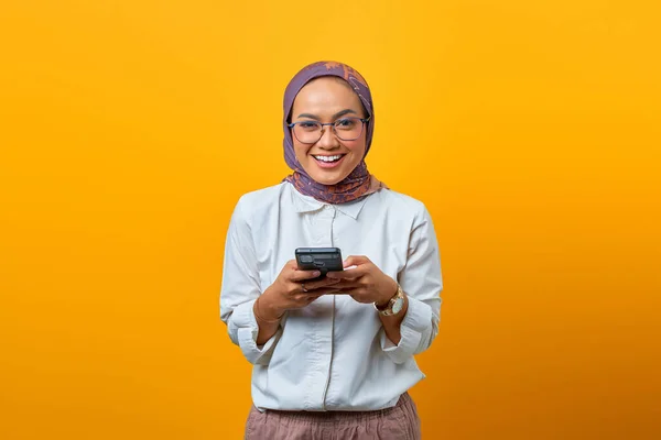 Glimlachen Aziatische Vrouw Met Behulp Van Mobiele Telefoon Kijken Naar — Stockfoto